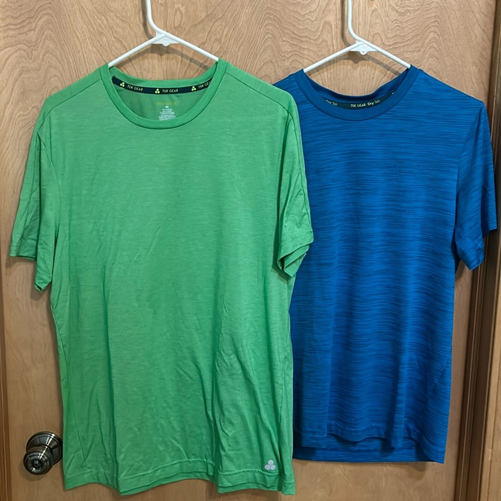 2 men’s Tek gear T-shirts. Size medium. Gently used